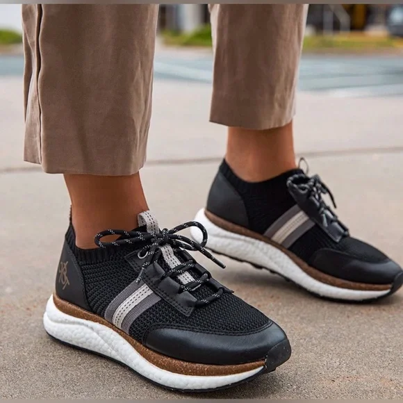 NEW OTBT Speed Sneakers Black Knit Leather Travel Sneakers Platform Lug Sole 7.5 - Picture 1 of 11